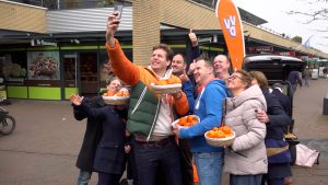 Minister Karremans flyert in Berkel en Rodenrijs voor VVD Lansingerland