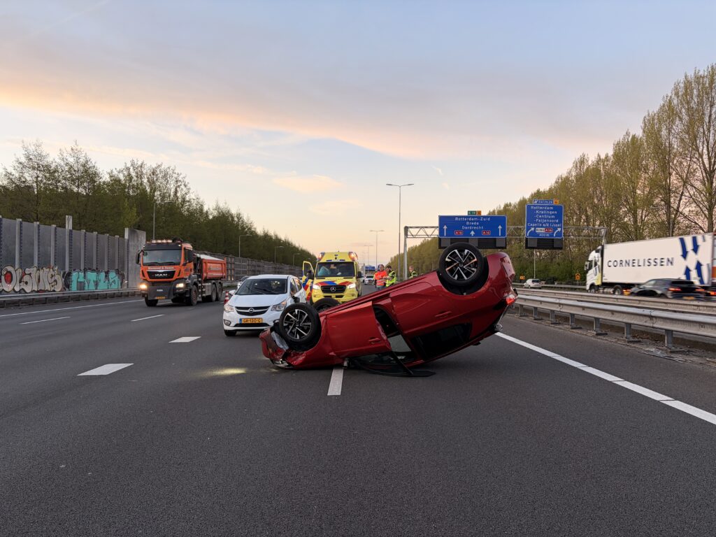 Auto op z’n dak na ongeval A16 Rotterdam