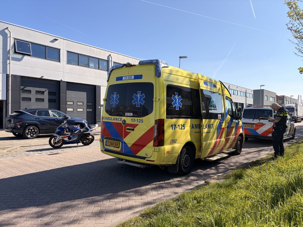 Motorrijder gewond bij val, vrachtwagen botst daarna tegen ambulance in Bleiswijk