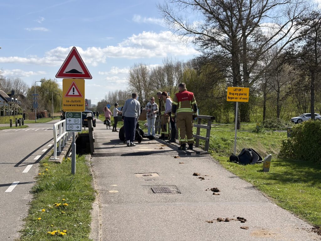 Paard komt vast te zitten in gat van brug Hoeksekade in Bergschenhoek