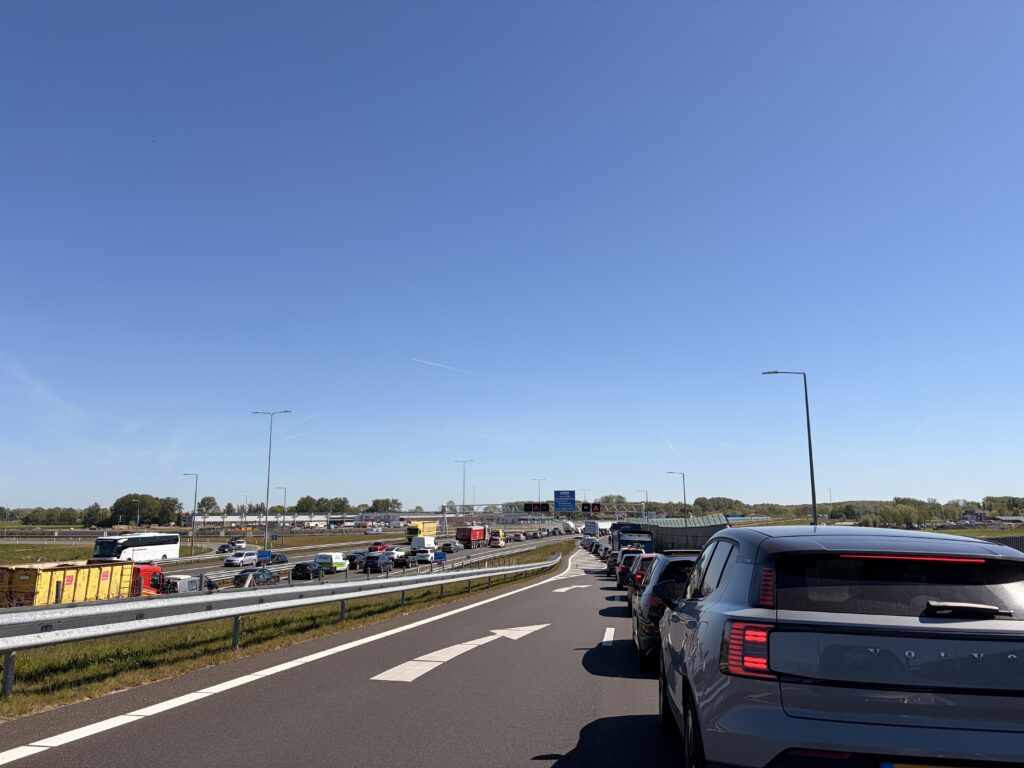Twee ongevallen op A16 zorgen voor flinke file richting Rotterdam