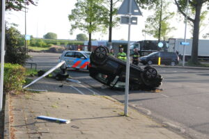 Auto over de kop Wattstraat in Zoetermeer