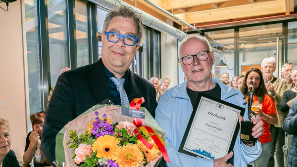 Gerard Zijlstra ontvangt Chapeaubeeldje voor inzet in Zoetermeerse cultuursector