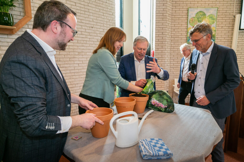 Ichthuskerk zet eerste stap in verduurzaming met symbolische start