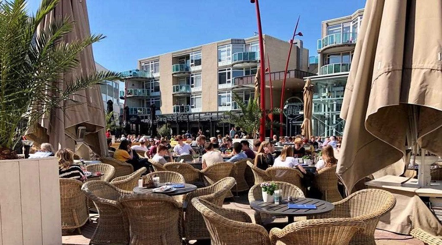 Geen WK voetbal kijken in de late uurtjes op het terras