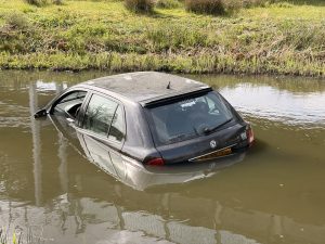Automobilist mist bocht en raakt te water Violierenweg Bleiswijk