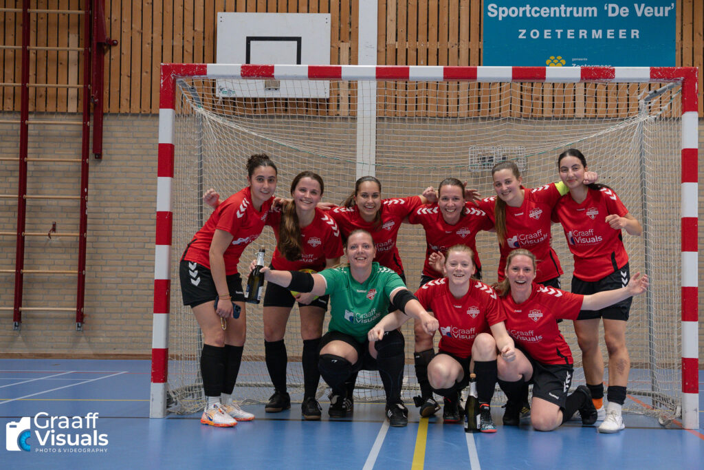 Mazzel Stars pakt titel met late treffer