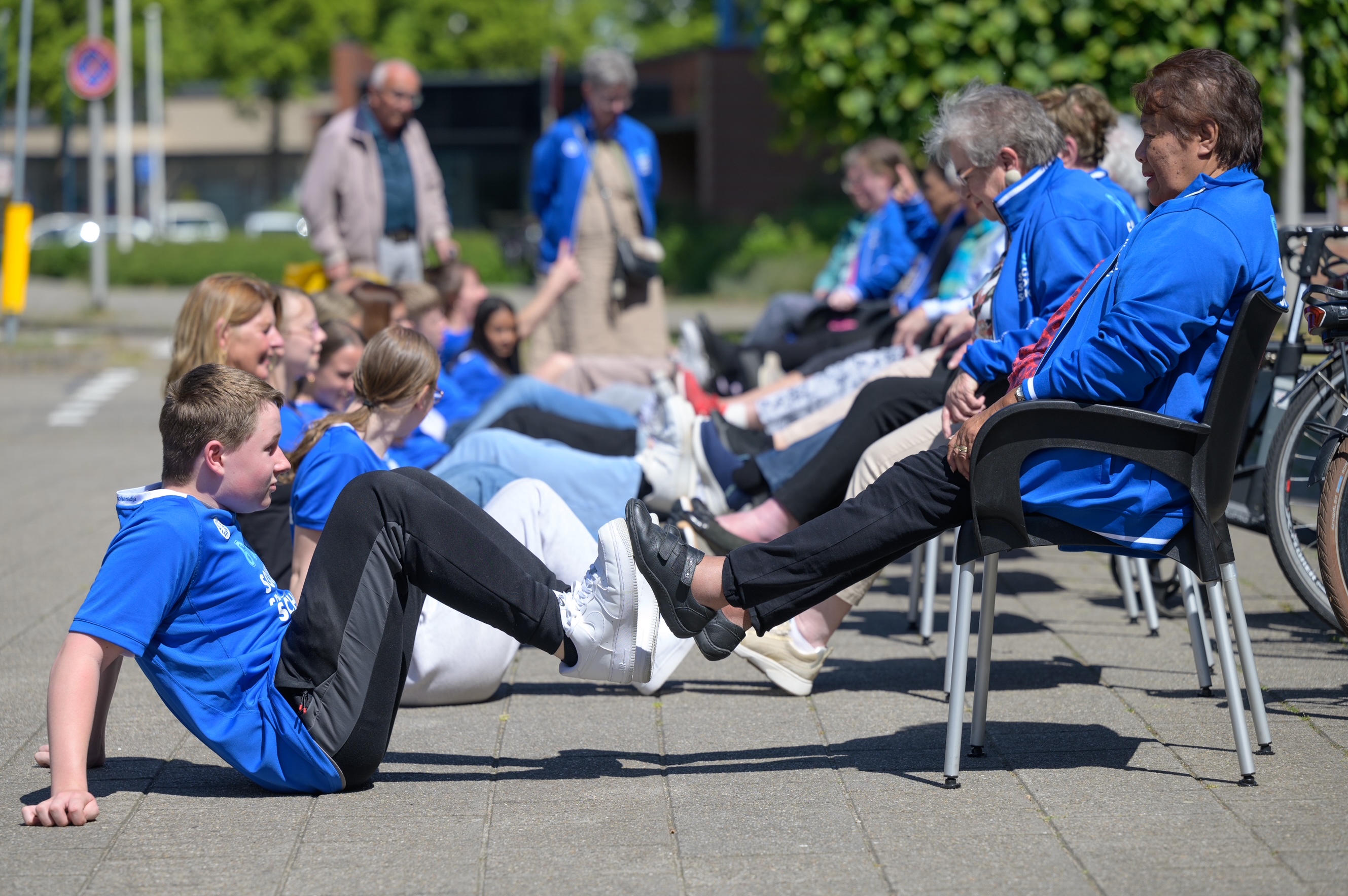Oud en jong samen in beweging tijdens sociale bootcamps in Zoetermeer