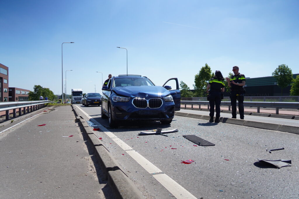 Auto schiet over betonnen rijbaanscheiding na flinke kop-staartbotsing op HSL-viaduct bij Bergschenhoek