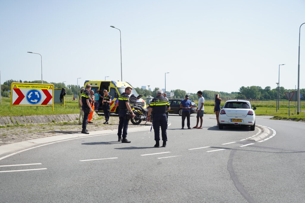 Motorrijder en automobilist in botsing op rotonde N471