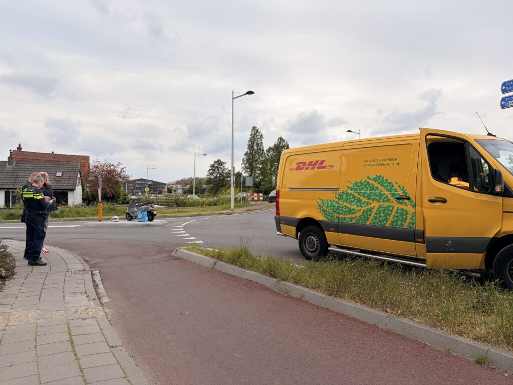 Pakketbezorger en scooterrijder in botsing op rotonde Klapwijkseweg in Berkel en Rodenrijs