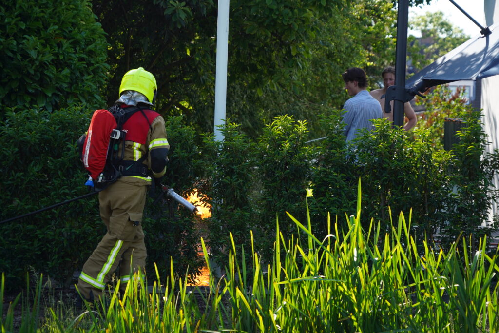 Gasfles vat vlam tijdens barbecuevoorbereiding in Berkel en Rodenrijs