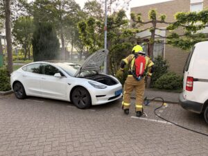 Rookontwikkeling tijdens starten van Tesla aan de Bladmos Bergschenhoek