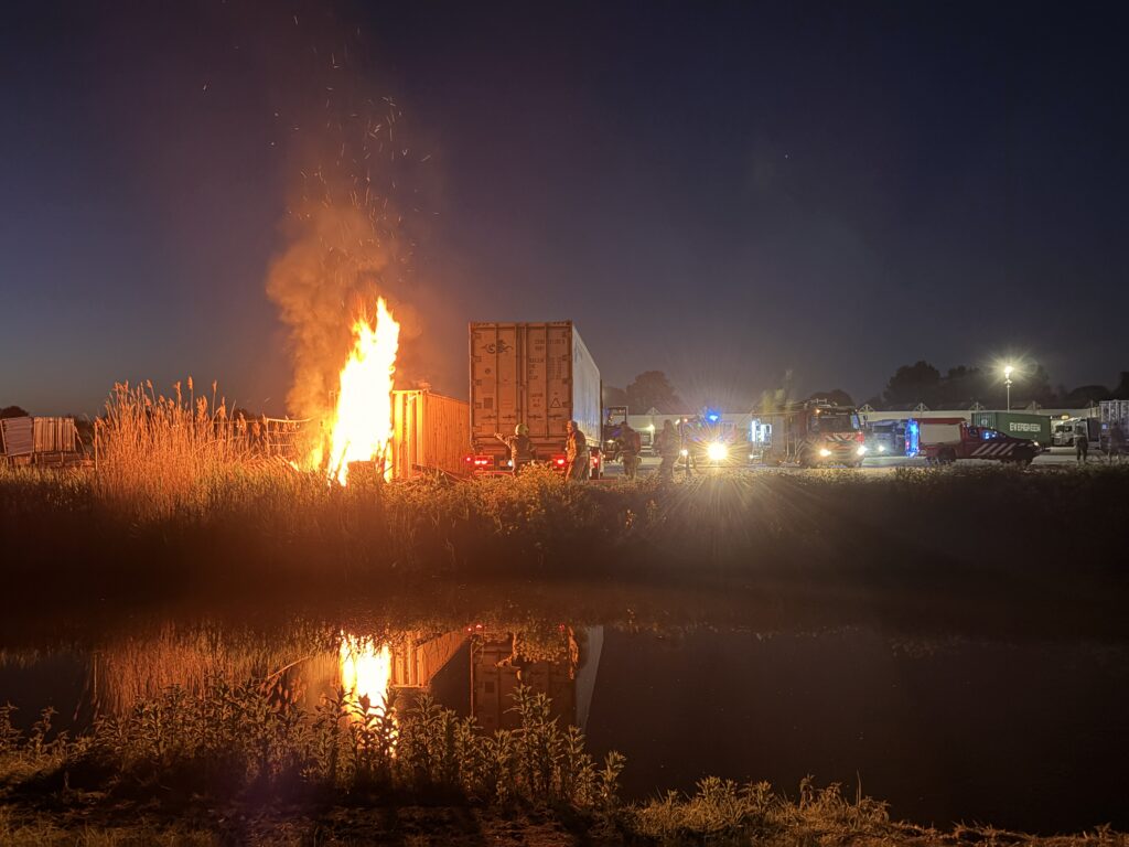 Vrachtwagenbrand op parkeerplaats blijkt houten planken achter geparkeerde vrachtwagens in Bergschenhoek