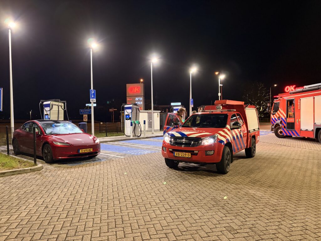 Controle bij geparkeerde Tesla na brandmelding bij tankstation Bergweg-Zuid Bergschenhoek