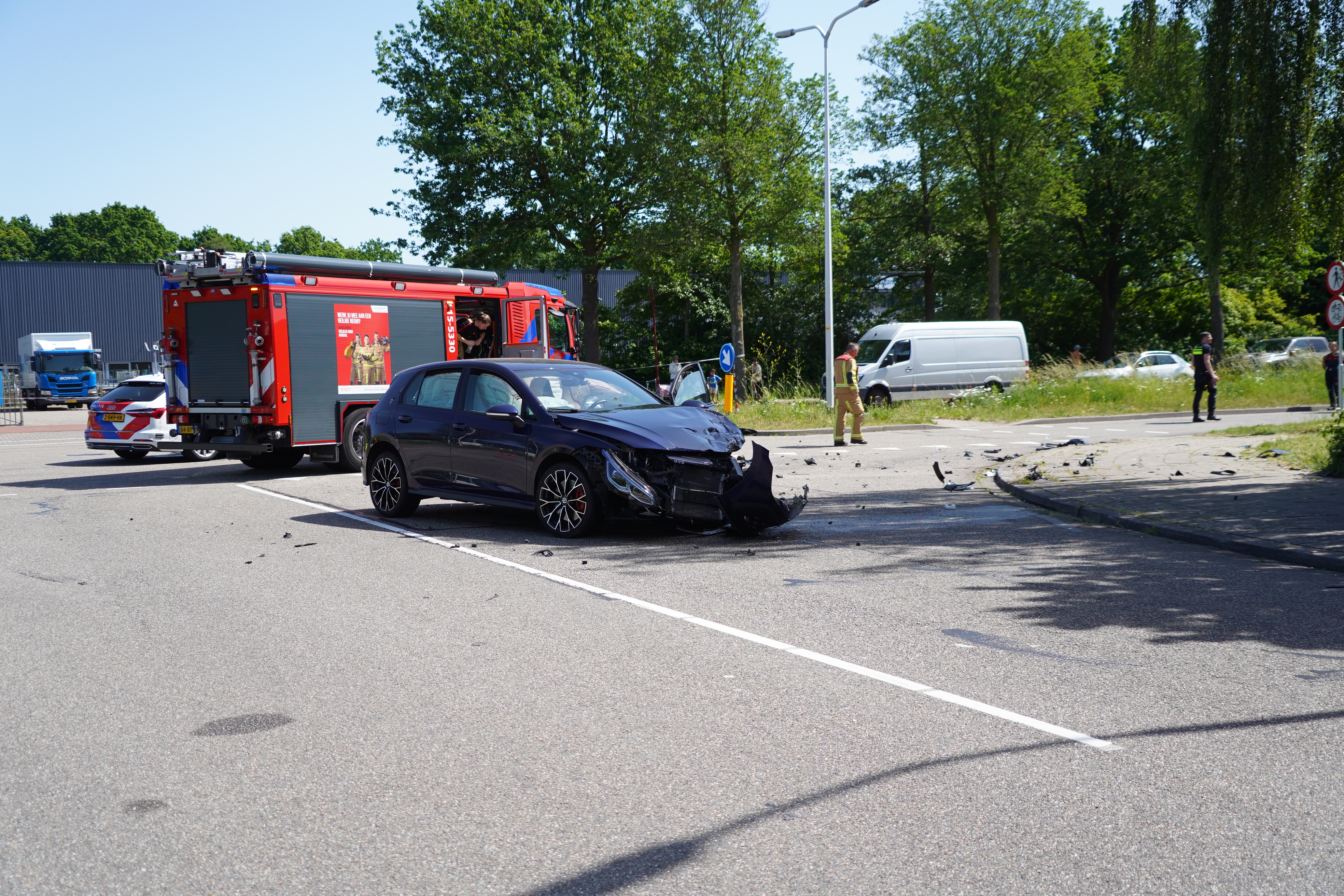 Zwaar ongeluk tussen auto en motor bij kruising Wattstraat