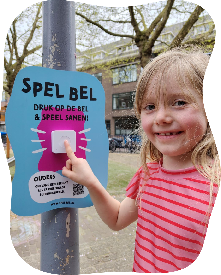Slimme ‘Spel Bel’ moet kinderen weer naar buiten krijgen: “Samen spelen in plaats van op de telefoon”