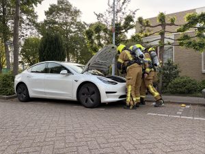 Rookontwikkeling aan de voorzijde Tesla aan de Bladmos Bergschenhoek