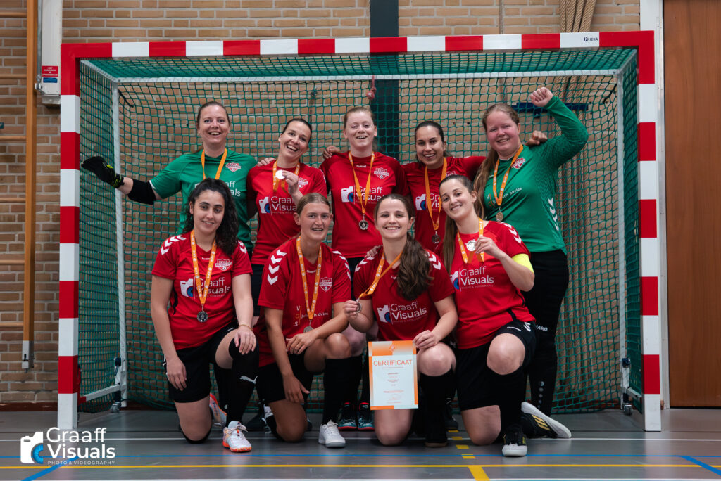 Mazzelstars vrouwen gehuldigd na kampioenschap en bereikt halve finale beker