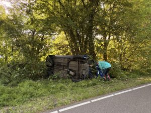 Auto op z’n zijkant tegen boom Kooilaan in Bleiswijk