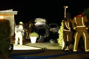 Elektrische auto vliegt in brand aan Voorweg in Zoetermeer