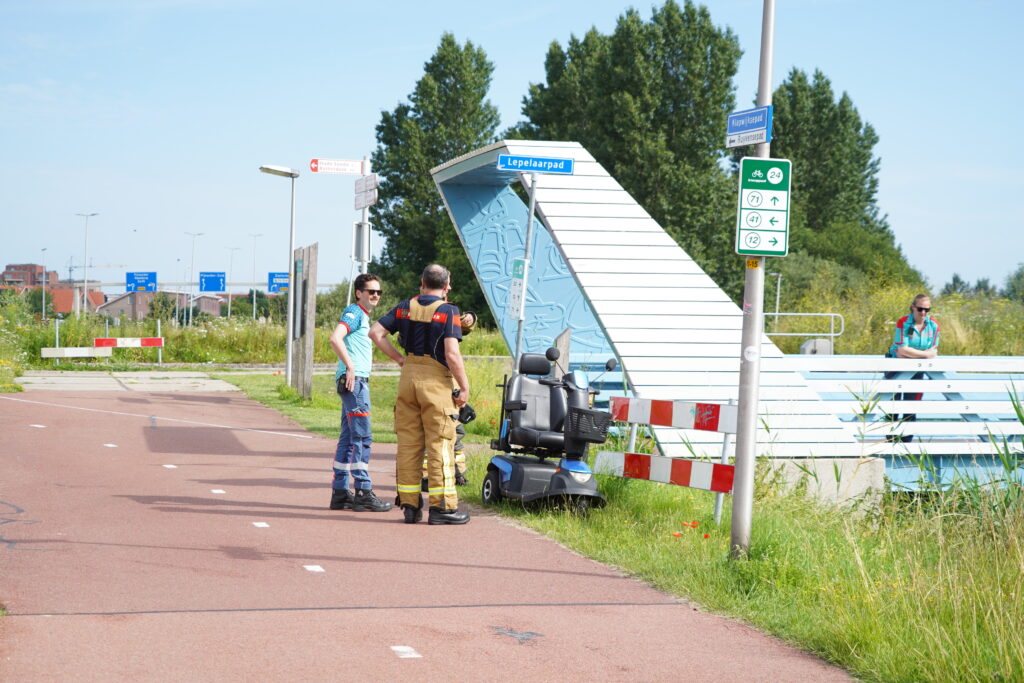 Twee keer melding vanwege scootmobiel langs waterkant, brandweer start zoekactie aan Klapwijksepad in Berkel en Rodenrijs