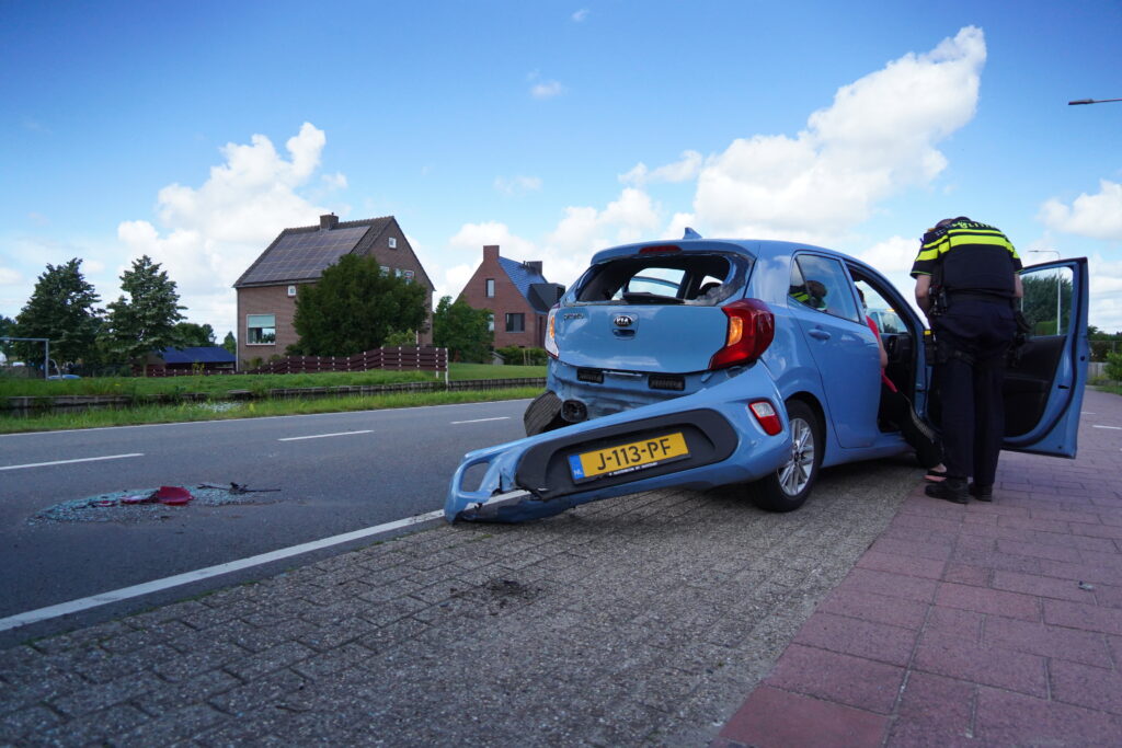 Bestelbus botst achter op afslaande personenauto op Noordeindseweg