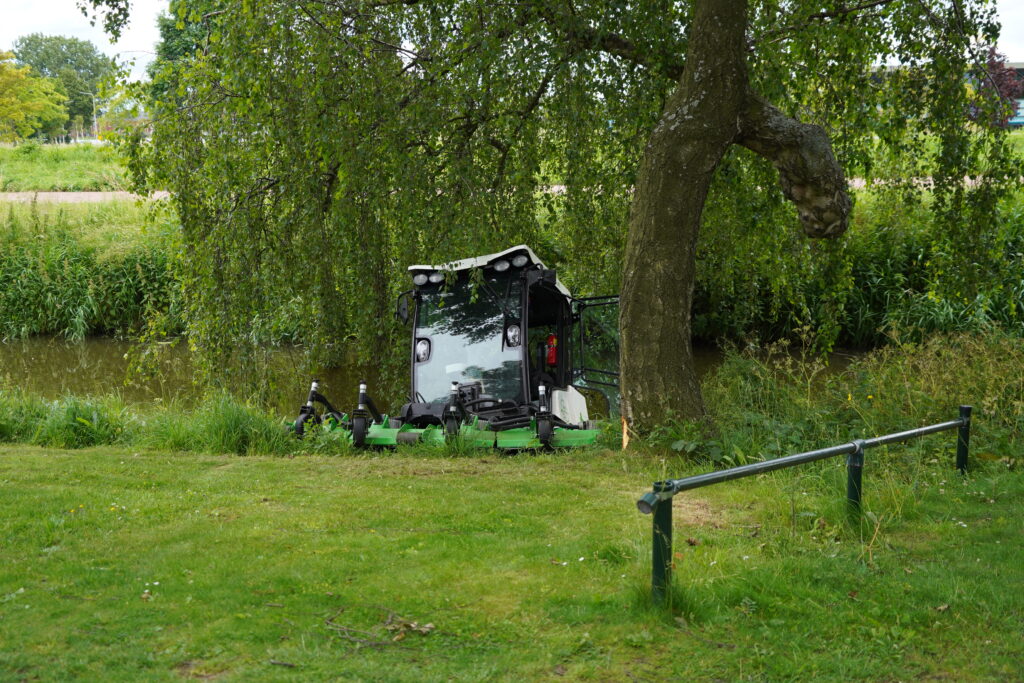 Grasmaaier komt in water terecht tijdens werkzaamheden in Berkel en Rodenrijs