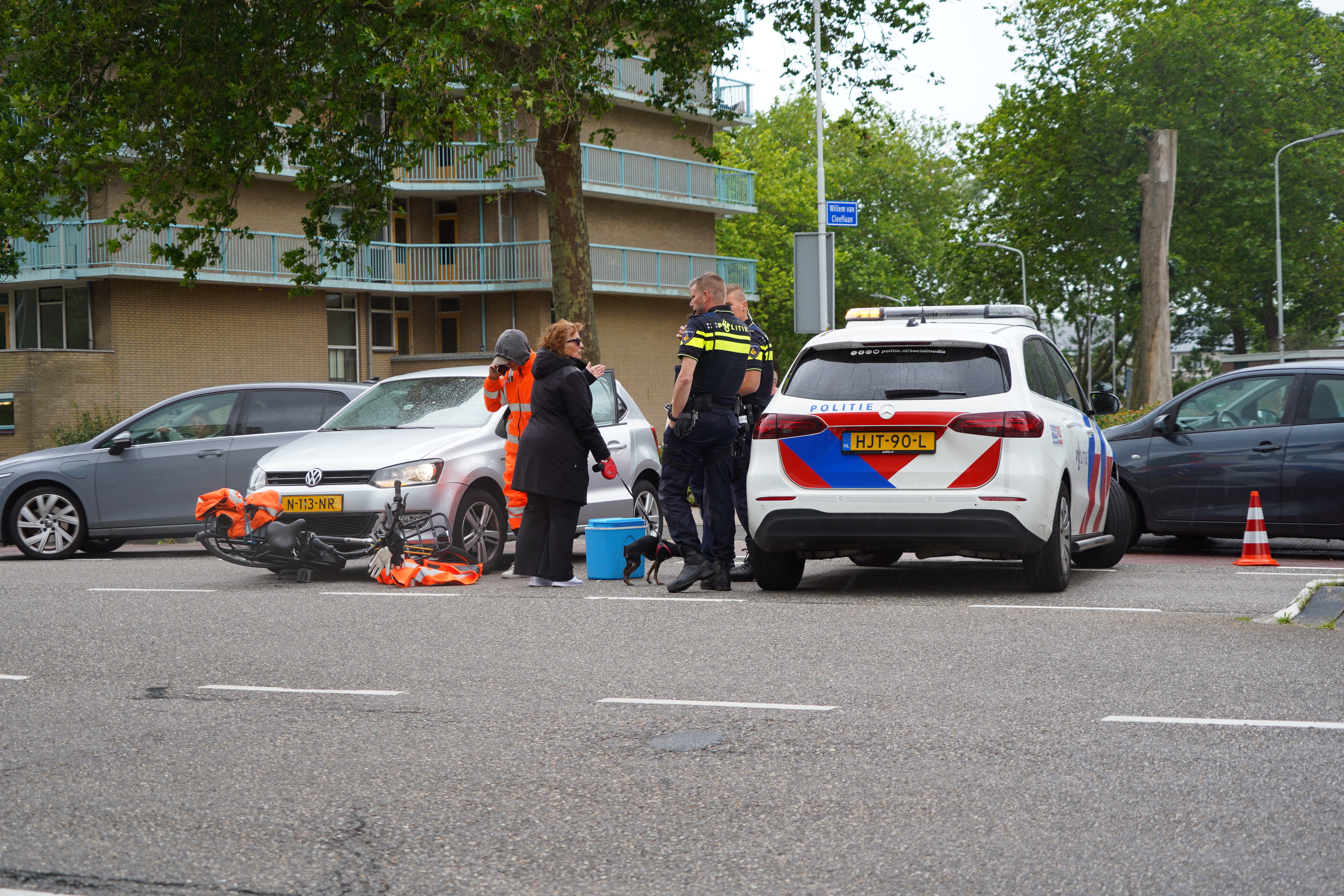 Fietser komt onder auto terecht na aanrijding op Van Aalstlaan