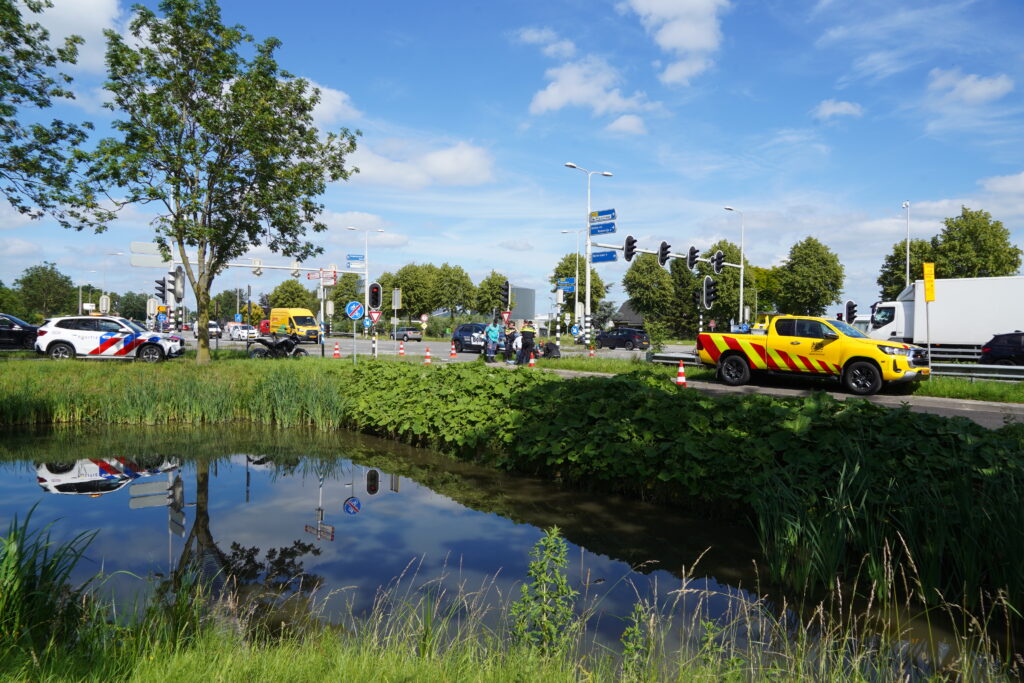 Vrouw lichtgewond na val van motor op Leeuwenhoekweg