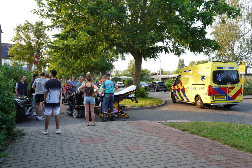 Man valt uit scootmobiel na aanrijding met auto Acacialaan Pijnacker