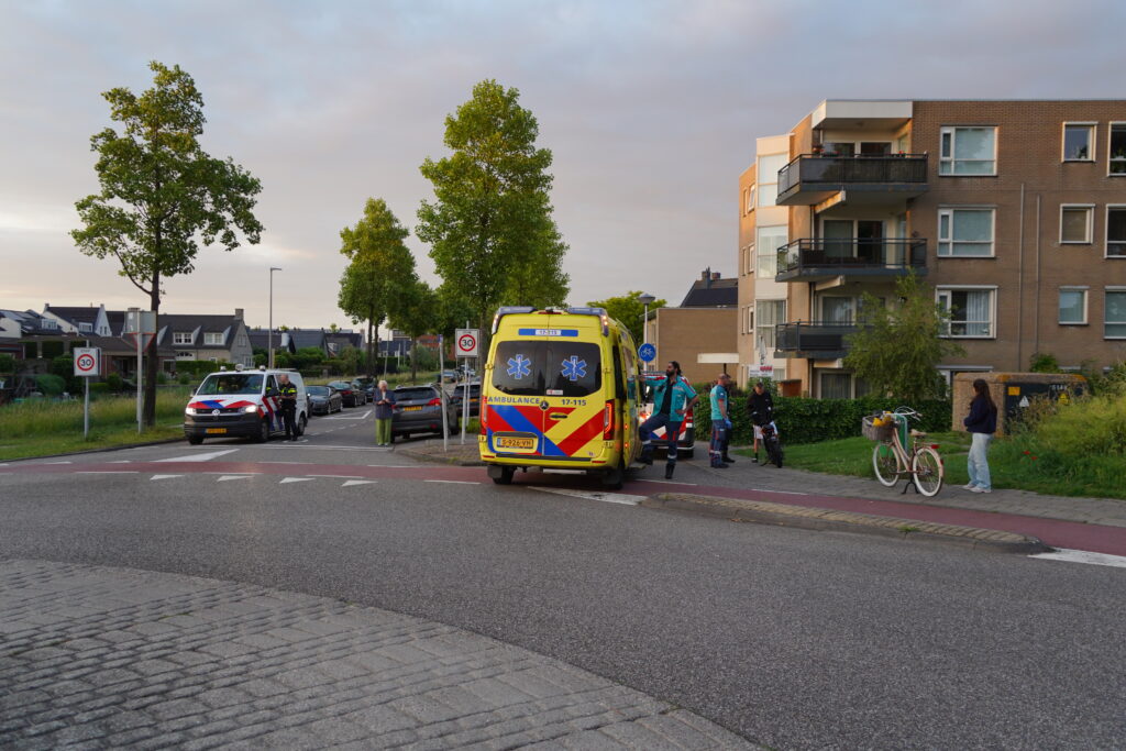 Fietsster lichtgewond na aanrijding met auto op rotonde in Bergschenhoek