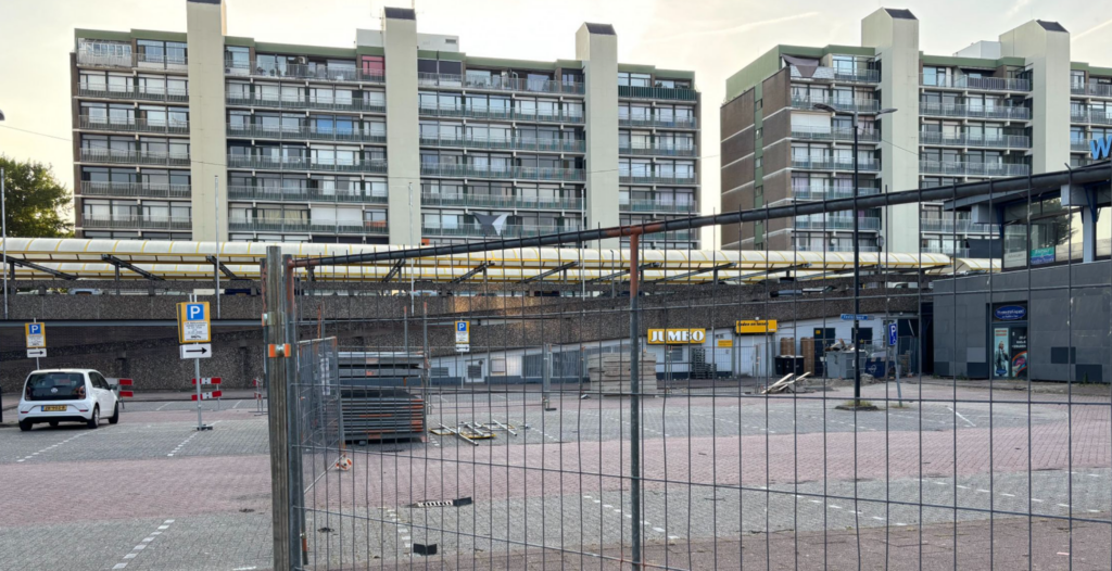 Sloop winkelcentrum uitgesteld, omwonenden balen van bouwhekken op parkeerplaats