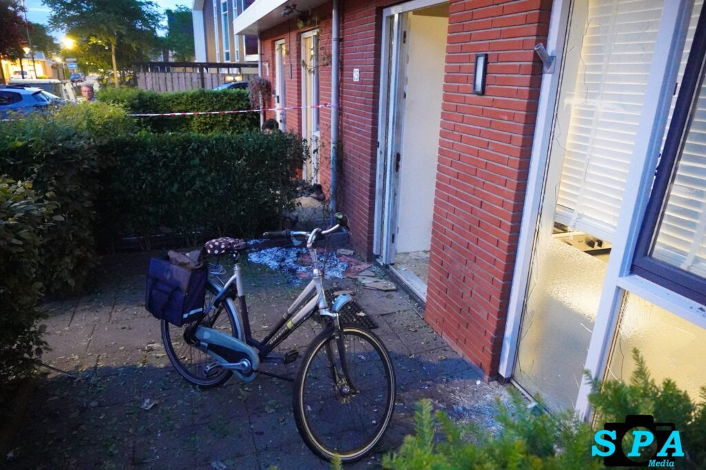 Flinke schade na explosie bij voordeur woning Taagstroom in Zoetermeer