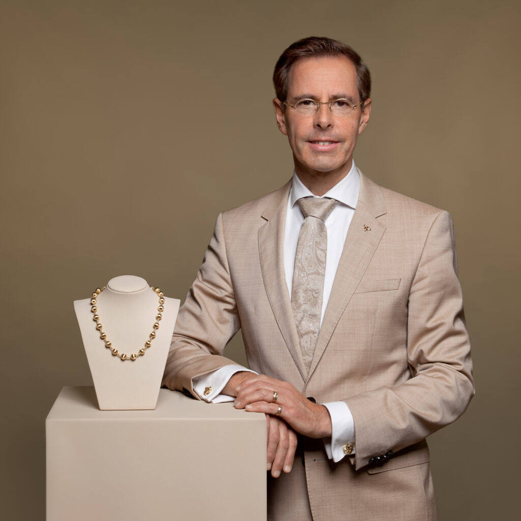Taxatiedag voor oude sieraden bij Wijkvereniging Rokkeveen