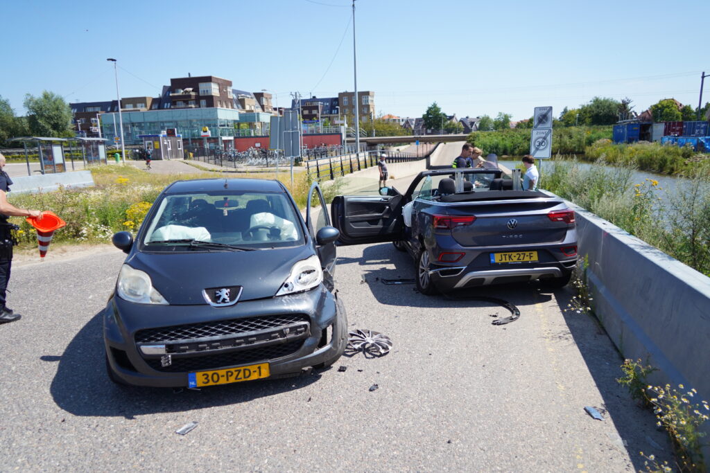 Lichtgewonden en flinke schade na aanrijding Stationssingel in Berkel en Rodenrijs