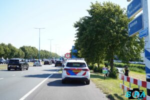 Automobilist wijkt uit voor kettingbotsing en botst tegen boom op N470