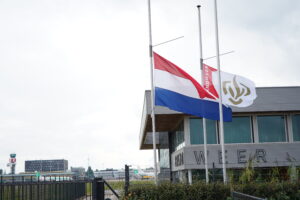 Vlaggen halfstok op Rotterdam The Hague Airport voor overleden brandweerman Adrie Vis