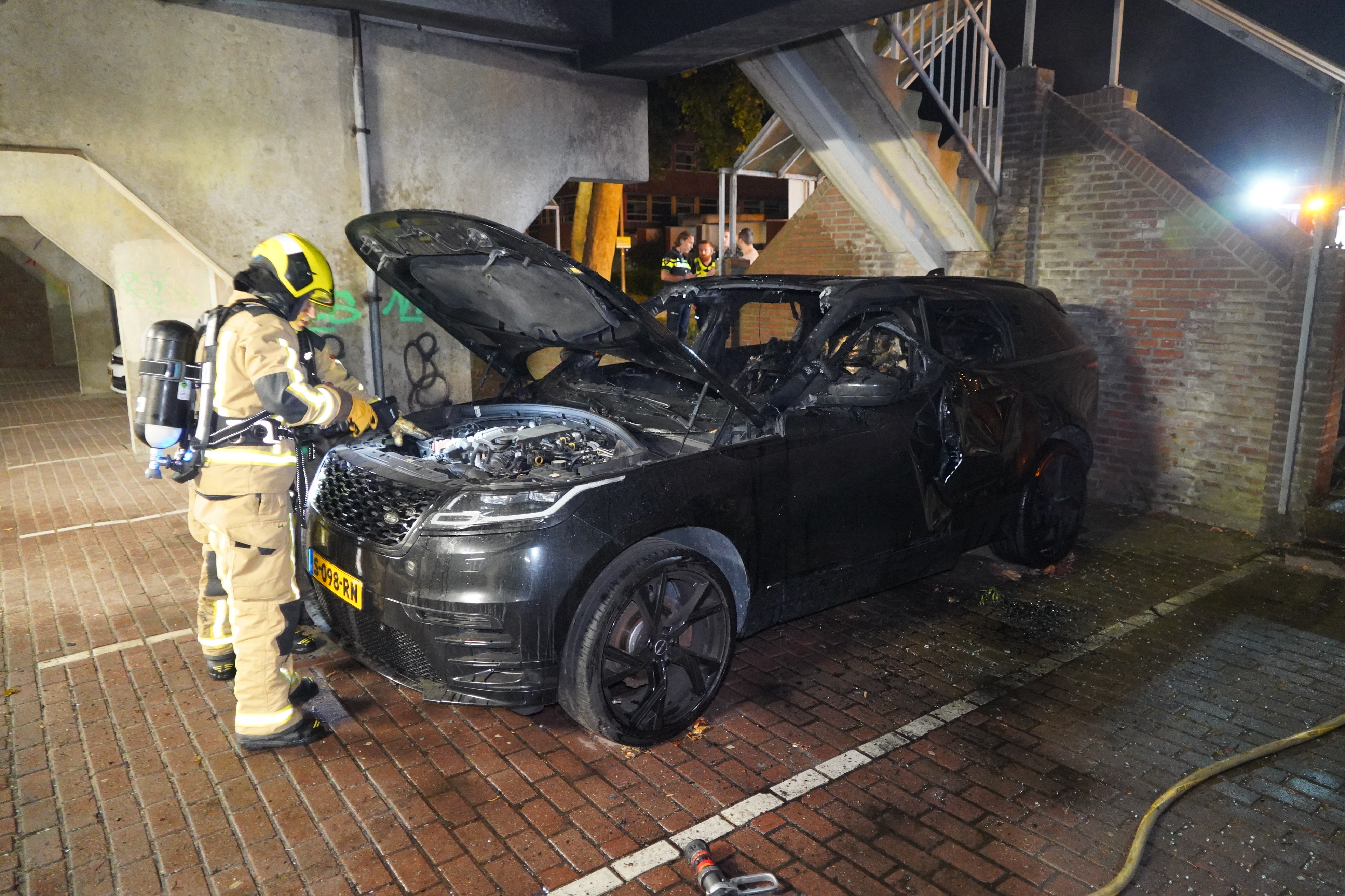 Geparkeerde auto verwoest door brand onder appartementencomplex Parkdreef