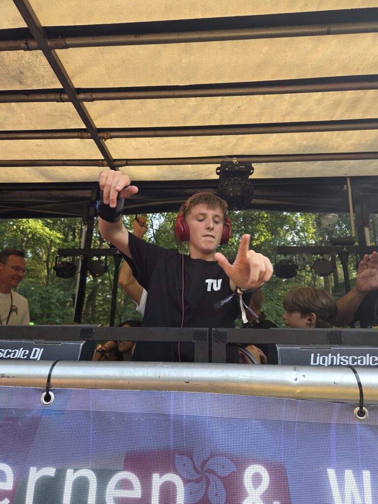 Zoetermeerse Thom (12) draait op Rave The Planet Berlijn: “droom die is uitgekomen”