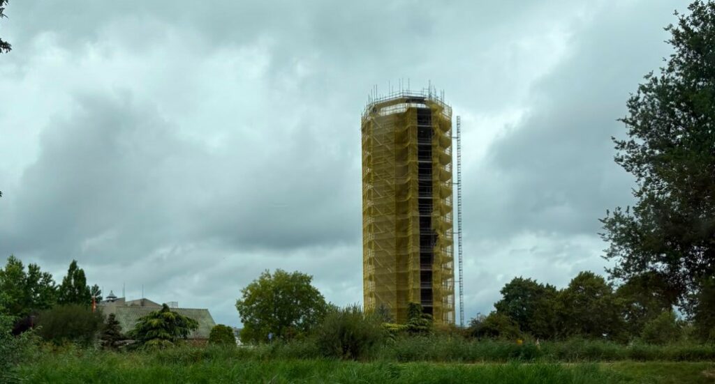 Watertoren al weken ‘zonder kopje’: iconische koepel maakt plaats voor glazen uitzicht