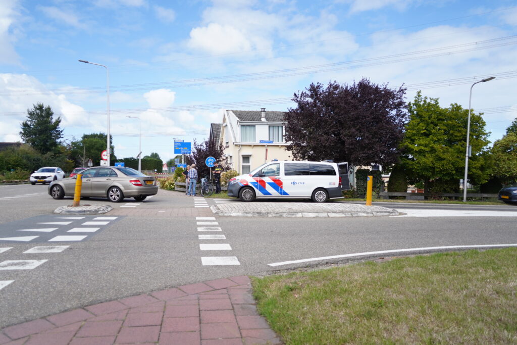 Automobilist vlucht na aanrijding met wielrenster