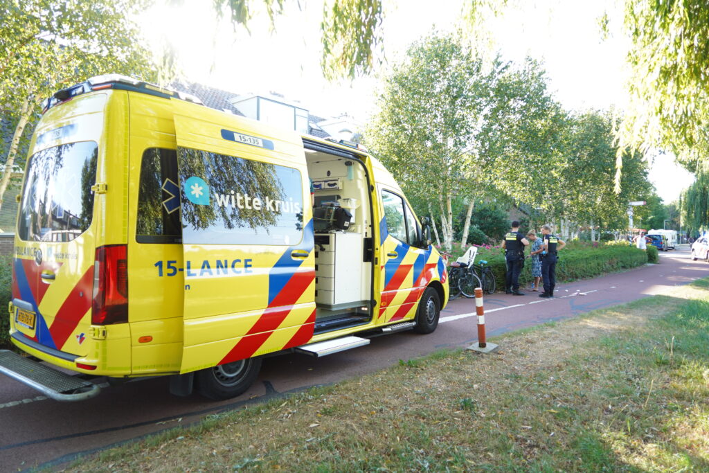 Jongetje bekneld met voet tussen spaken van fiets