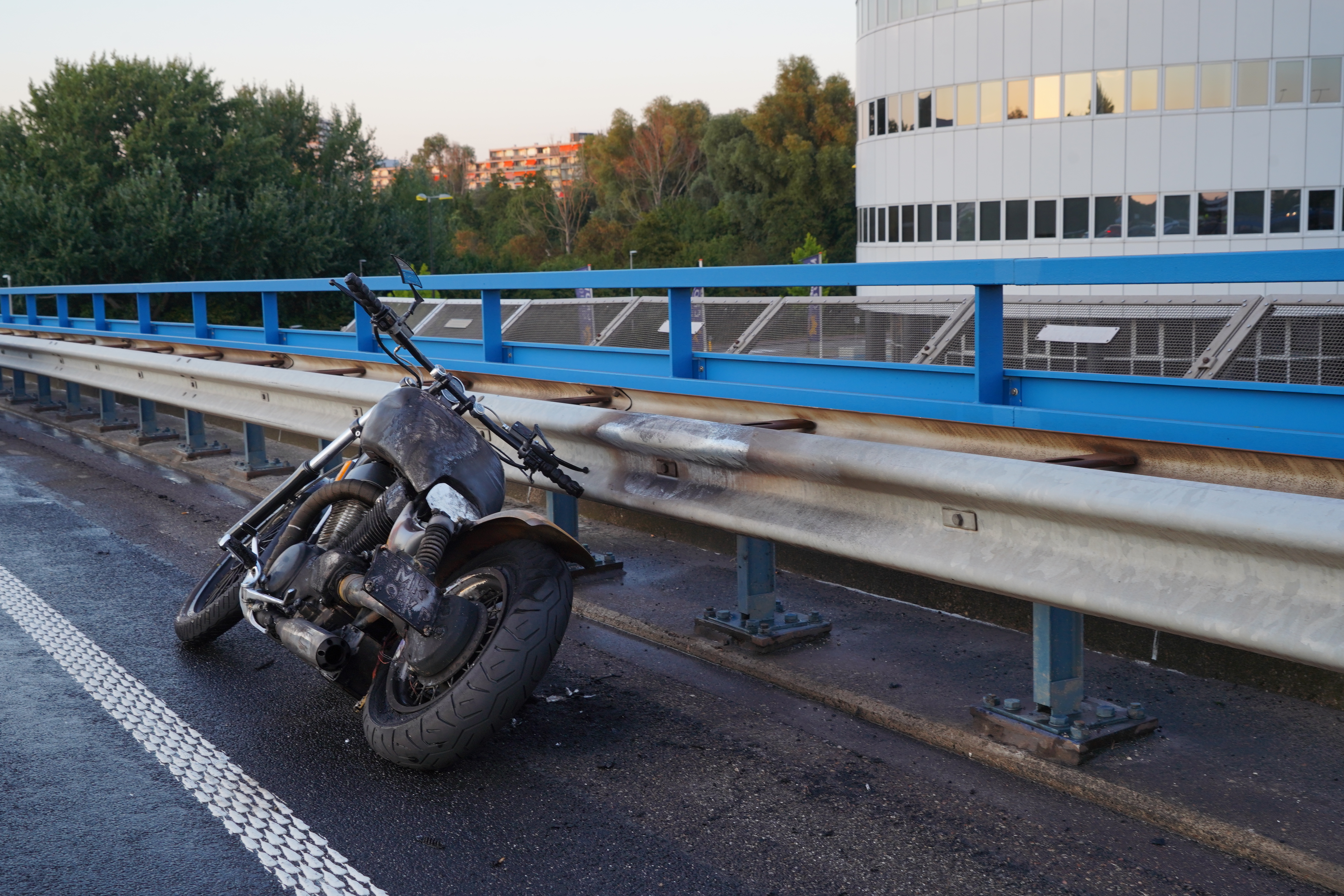 Motorrijder raakt lichtgewond na motorbrand Afrikaweg in Zoetermeer