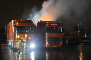 Grote schade na urenlange brand in vrachtwagentrailer in Bergschenhoek