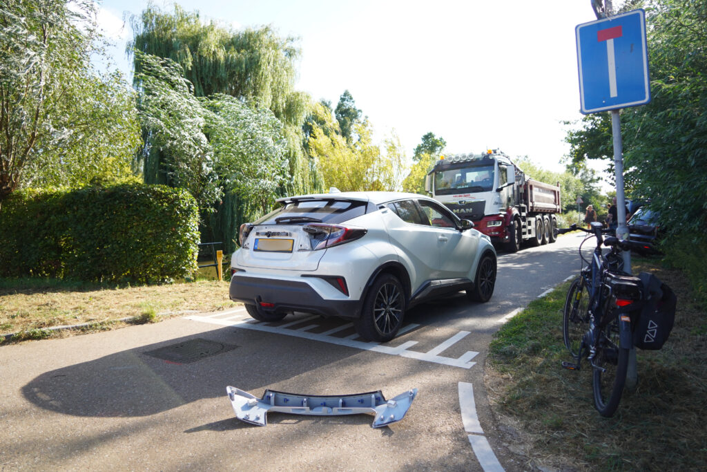 Fietser breekt been na botsing met auto Molenweg in Berkel en Rodenrijs