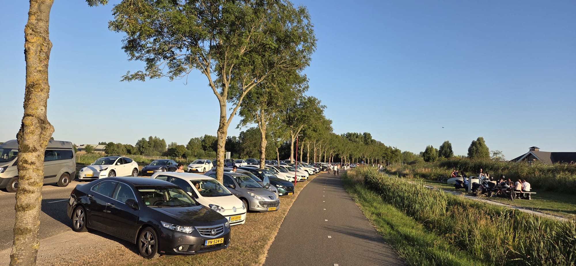 Zonsverduistering brengt stadsgenoten samen aan het water