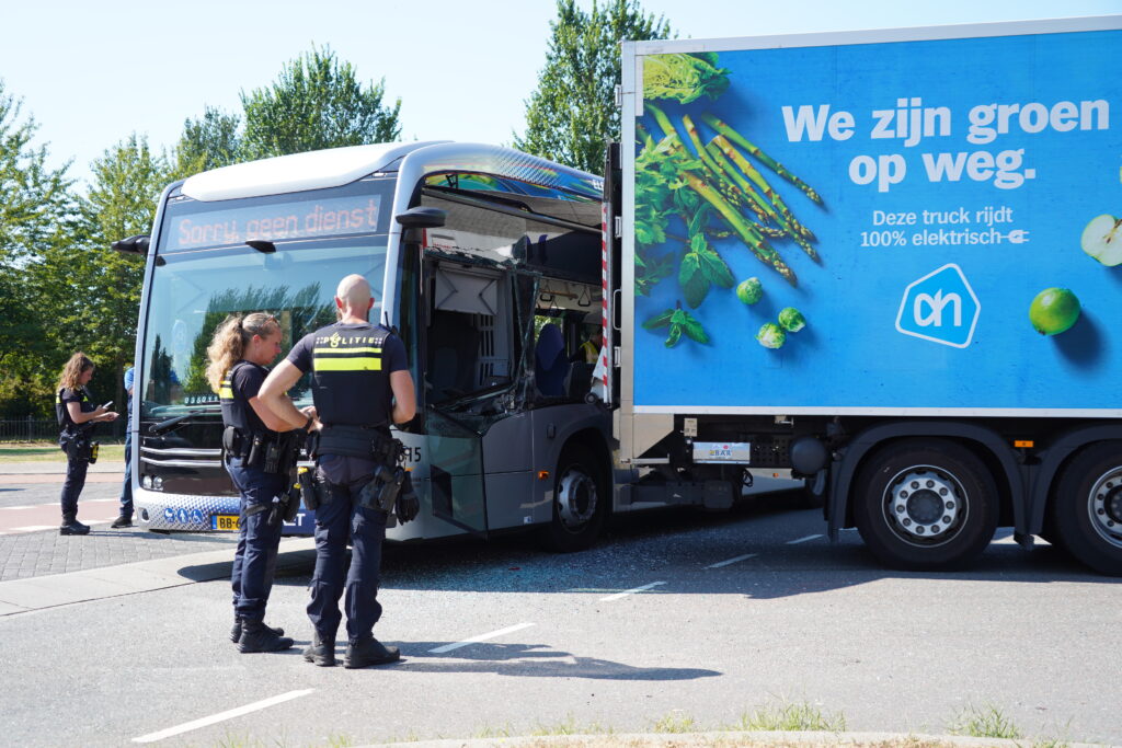 Lijnbus en vrachtwagen botsen in Berkel en Rodenrijs, twee lichtgewonden