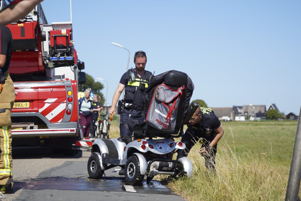 Man met scootmobiel te water in Berkel en Rodenrijs
