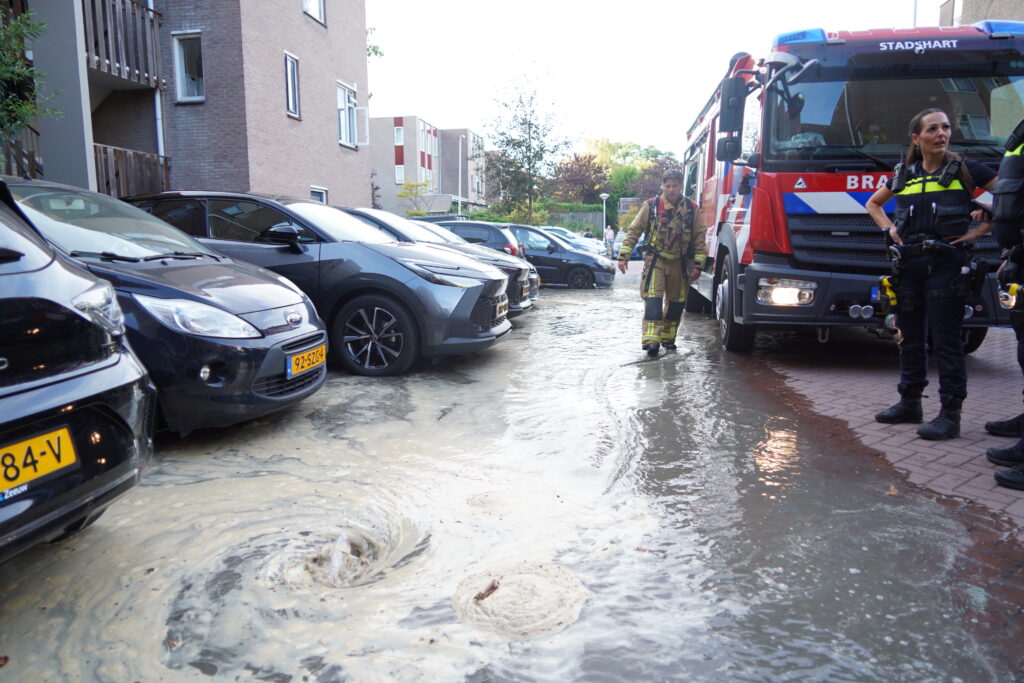 Waterleiding sneuvelt tijdens blussen van keukenbrand in woning